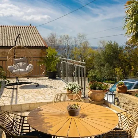 Hanka - Great Location & Parking Spot